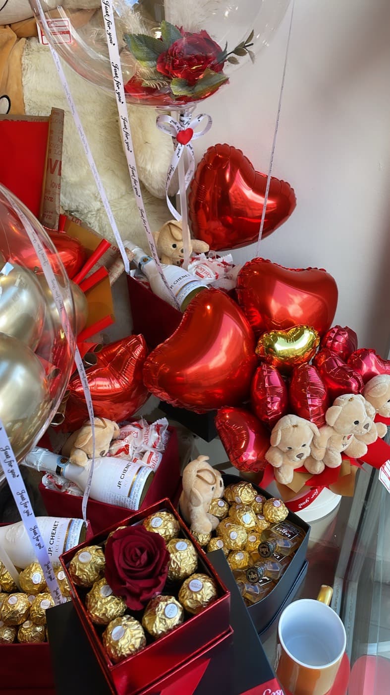 Buket sa crvenim srce-balonima, Ferrero Rocher pralinama i ružama