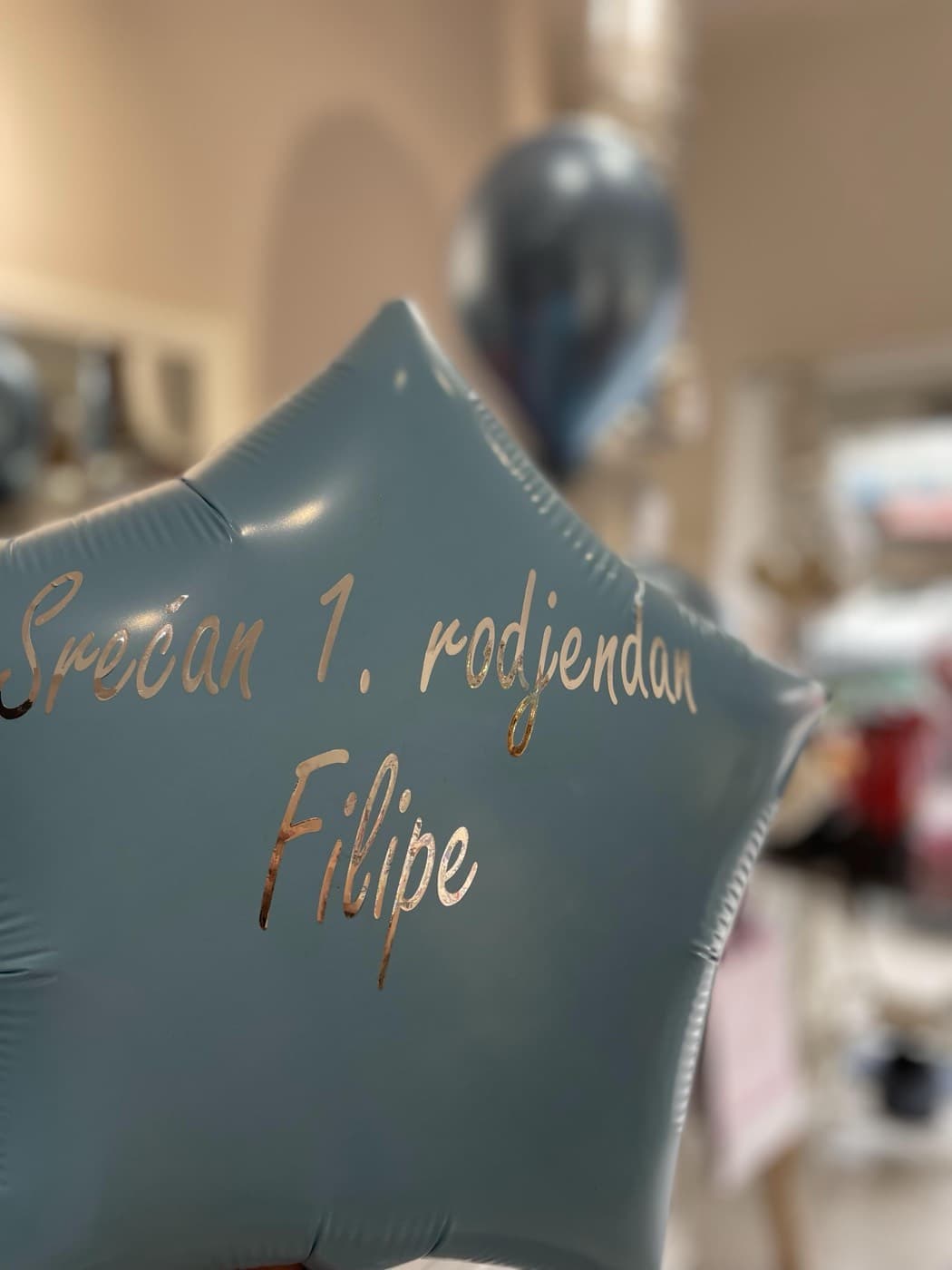 Plavi zvezda-balon sa natpisom „Srećan 1. rođendan Filipe“