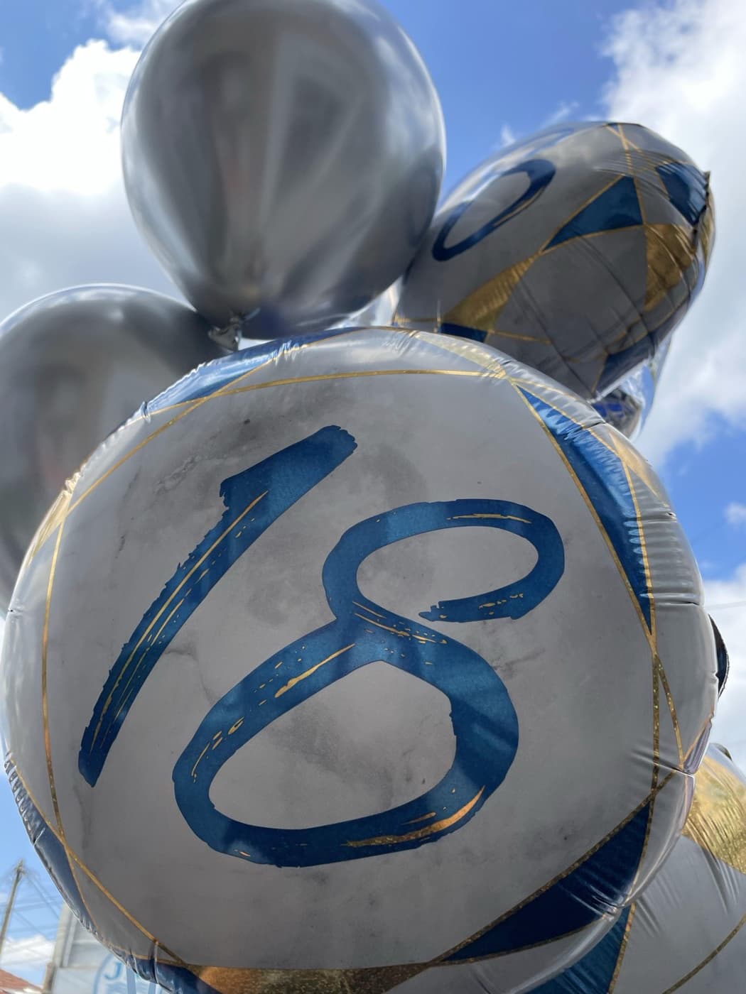 Srebrni balon sa brojem 18 za proslavu punoletstva